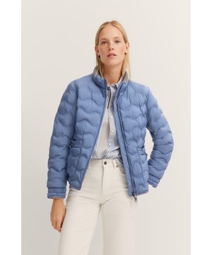 Ervaar een moderne look die perfect is voor elke gelegenheid met de blouson van bugatti. De opstaande kraag en ¥regular fit` zorgen voor optimaal comfort, terwijl de praktische opgestikte zakken en binnenzakken genoeg ruimte bieden voor je essentials.