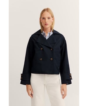 Mit der wasserabweisenden Jacke von bugatti bist Du bestens für unbeständiges Wetter gerüstet. Der hochwertige Baumwollmix sorgt für angenehmen Tragekomfort, während der zweireihige Schnitt mit Reverskragen einen eleganten Look mit Funktionalität vereinen. Verstellbare Armriegel machen diese Jacke zu einem vielseitigen Begleiter für jeden Tag.