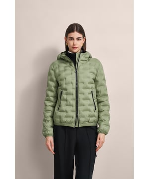 Entdecke den Ultrasonic Blouson von bugatti, dein perfekter Begleiter für jede Reise. Reflektierende Details und Kapuze runden das Design ab.