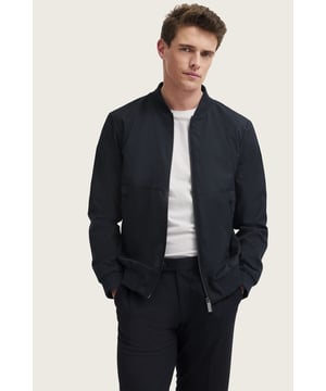 Der Blouson von bugatti vereint sportlich-eleganten Stil mit praktischer Funktionalität. Der Collegekragen aus Strick und die wasserabweisende Ausrüstung sorgen dafür, dass Du bei jedem Wetter bestens ausgestattet bist. Mit sicheren Reißverschlusstaschen und rundum Strickbündchen bietet dieser ´Regular Fit` Blouson den perfekten, modernen Look.