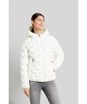 Der neuartige Blouson aus Polyester ist mit einer praktischen Kapuze und verschließbaren Seitentaschen versehen. Die funktionale Verarbeitung bietet optimalen Tragekomfort. Die Jacke ist super leicht, bietet eine gute Wärmerückhaltung und ist damit ein unkomplizierter Reisebegleiter für den Übergang. Reflektierende Details sorgen für einen zusätzlichen Mehrwert mit Funktion und intensive Farbakzente werten das Innenleben auf.