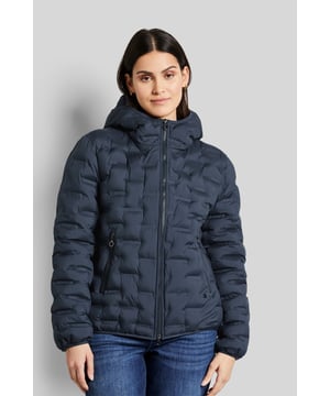 Der neuartige Blouson aus Polyester ist mit einer praktischen Kapuze und verschließbaren Seitentaschen versehen. Die funktionale Verarbeitung bietet optimalen Tragekomfort. Die Jacke ist super leicht, bietet eine gute Wärmerückhaltung und ist damit ein unkomplizierter Reisebegleiter für den Übergang. Reflektierende Details sorgen für einen zusätzlichen Mehrwert mit Funktion und intensive Farbakzente werten das Innenleben auf.