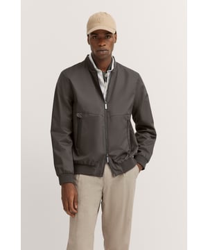 Der Blouson von bugatti vereint sportlich-eleganten Stil mit praktischer Funktionalität. Der Collegekragen aus Strick und die wasserabweisende Ausrüstung sorgen dafür, dass Du bei jedem Wetter bestens ausgestattet bist. Mit sicheren Reißverschlusstaschen und rundum Strickbündchen bietet dieser ´Regular Fit` Blouson den perfekten, modernen Look.