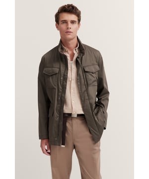 Die stylische Jacke von bugatti mit Stehkragen vereint einen modernen Look und höchsten Tragekomfort. Die hochwertige Baumwoll-Mischung mit Stretchfunktion und der Taillentunnel ermöglichen eine individuelle Passform, während die dezente Halbfütterung und praktische Innentaschen für zusätzlichen Komfort sorgen.