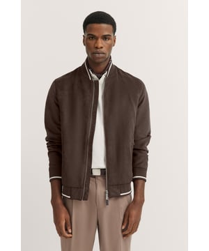 De bugatti blouson van hoogwaardig suède combineert stijlvol design met functionele eigenschappen. De waterafstotende stof en sportieve gebreide details op de collegekraag maken het de perfecte metgezel voor elke dag. Met praktische ritszakken en een comfortabele ¥regular fit` biedt hij je maximaal comfort en modieuze bescherming, ongeacht het weer.