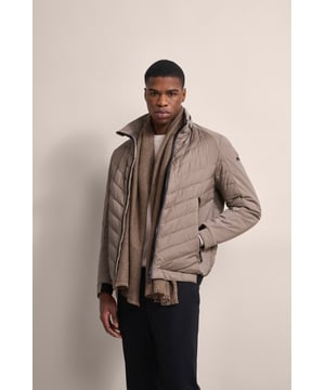 Ervaar de veelzijdigheid van de bugatti blouson! Deze sportieve hybride blouson in een materiaalmix is aan de voor- en achterkant doorgestikt voor een moderne look. De waterafstotende coating zorgt voor optimale bescherming in alle weersomstandigheden. De moderne opstaande kraag, oprolbare capuchon en Flexcity afwerking maken het de ideale metgezel.
