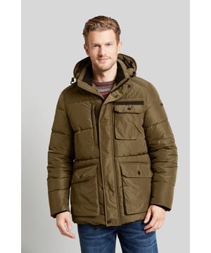Die kernige Steppjacke ist ein Must-have für den Winterspaziergang. Der moderne Stehkragen und die abtrennbare Kapuze sind unabdingbare Vorteile, die diese Jacke liefert. Zwei aufgesetzte Pattentaschen, zwei Brusttaschen sowie eine verdeckte Reißverschlusstasche und Innentaschen bieten genügend Stauraum. Die Jacke ist komplett gefüttert und mit einer Metallic-Optik versehen.