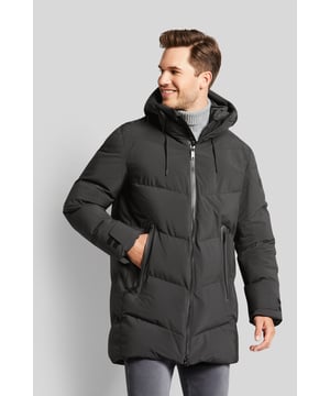Deze prachtige parka is een must-have voor de wintermaanden en houdt je behaaglijk warm. De moderne gewatteerde parka heeft een capuchon en lange ritszakken. De jas is ook gewatteerd met Sorona vezels. Bij koude wind kan de rits helemaal dicht om de nek te beschermen. Het item met stretchfunctie maakt indruk met zijn waterdichte eigenschappen dankzij de waterkolom van 5000 mm. De jas is ook winddicht, ademend en heeft getapete naden.