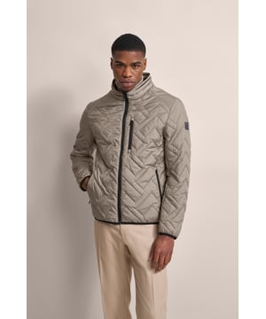 Erlebe den Komfort und den Stil des bugatti Blousons in moderner Steppoptik. Dieser Lightweight-Blouson aus Nylon ist ideal für unterwegs und bietet mit seinem Stehkragen, den Strickbündchen an den Ärmeln und am Rumpf sowie der gefütterten Front optimalen Tragekomfort und Wärme - ohne die Verwendung von Echtdaunen. Zusätzlich findet sich eine praktische Reißverschlusstasche auf der Brust!