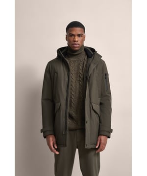 Erlebe den ultimativen Schutz mit dem sportlichen Parka von bugatti. Ausgestattet mit der Rainseries-Funktion, ist dieser Parka wasser- und winddicht und dennoch atmungsaktiv. Die maritime Innenausstattung mit farblichen Akzenten, ein innenliegender Strickkragen und die vielfältigen Taschenoptionen bieten Funktionalität und Stil. Die abnehmbare Kapuze und die verstellbaren Manschetten runden das komfortable Design ab. Perfekt für Herren, die bei jedem Wetter stilvoll unterwegs sein wollen!
