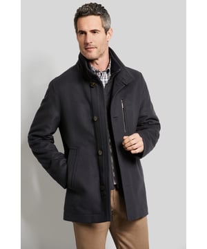 Die Stehkragen-Wolljacke in bester Qualität ist mit einem praktischen Westeneinsatz, schrägen Leistentaschen sowie einer Brusttasche mit Reißverschluss versehen. Im Inneren weist die Jacke ein schönes Steppfutter auf. Neben der eleganten Optik überzeugt die Jacke mit der geraden und bequemen Passform dank ,Regular Fit'.
