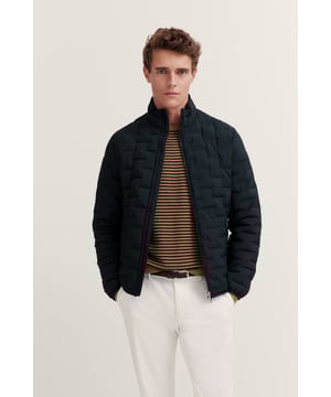 De bugatti blouson in een licht gewatteerde look biedt je optimaal comfort en een comfortabele pasvorm dankzij de ¥regular fit`. Met zijn elegante opstaande kraag en praktische ritszakken is het de ideale metgezel voor casual gelegenheden. Perfectioneer je look met deze veelzijdige blouson voor heren.