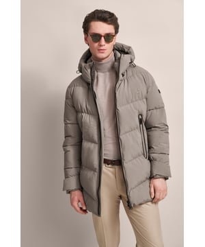 Bleibe trocken und stilvoll mit dem modernen Steppparka von bugatti. Dieser wasser- und winddichte Parka ist mit einer angeschnittenen Kapuze und langen Reißverschlusstaschen ausgestattet. Highlights sind die farblichen Akzente im Innenbereich.
