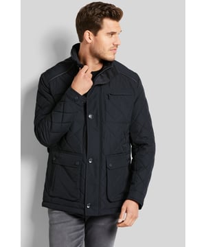 Die moderne Männerjacke im Rautenstepp und mit modernem Stehkragen überzeugt mit aufgesetzten Pattentasche und zwei Brusttaschen. Kunstlederkontraste am Kragen setzen Akzente. Die Jacke besitzt zudem eine funktionale wasserabweisende Funktion.