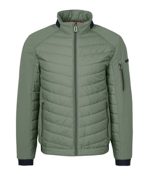 Der sportliche Hybridblouson ist im Materialmix mit Steppungen an der Front und dem Rücken sowie an den Unterseiten der Ärmel gefertigt. Der ungesteppte Artikel zieht sich von den Ärmeln hoch zum Kragen. Innen ist der Blouson komplett gefüttert und setzt farbliche Akzente durch die Innentaschen sowie das flexible Rückenband. Die Jacke ist mit einer Stretchfunktion ausgestattet und überzeugt mit ihrer wasserfesten Eigenschaft. Zugleich ist die Jacke frei von PFC.