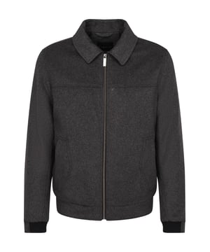 Setze ein sportliches Statement mit dem bugatti Blouson aus feinem Woll-Mix. Der Umlegekragen und die sichtbare Reißverschlussleiste verleihen ihm eine markante Optik, während die Kunstlederdetails Akzente setzen. Mit bequemer Regular-Fit-Passform und Leistentaschen für praktische Funktionalität ist dieser Blouson ein idealer Begleiter für kühle Tage.