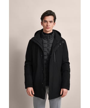 Rüste dich gegen jedes Wetter mit dem langlebigen Parka von bugatti. Ausgestattet mit einer abnehmbaren Kapuze, herausnehmbarem Nylon-Westeneinsatz und wasserdichter Technologie, bietet dieser Parka maximalen Schutz und Komfort. Die Flexcity-Innenausstattung sorgt für Bewegungsfreiheit, während der moderne Stehkragen und die Vielzahl an Taschen Funktionalität und Stil vereinen.