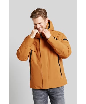 Die moderne Jacke mit praktischer Kapuze und langen Reißverschlussseitentaschen, die in die zwei aufgesetzten Brusttaschen laufen, setzten ein Statement. Innen ist die Jacke ganz mit einem Steppfutter gefüttert und hat farbliche Akzente in den Vorderteilen. Zudem wird der farbliche Akzent weiter in den Transferen auf den Innentaschen aufgegriffen. Der Artikel mit Stretchfunktion überzeugt mit seiner wasserfesten Eigenschaft aufgrund seiner 5000 mm Wassersäule. Zudem ist er windundurchlässig, gleichzeitig atmungsaktiv und hat verschweißte Nähte.
