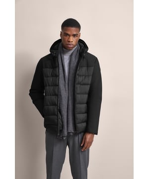 Erlebe die stilvolle Hybridjacke von bugatti, die Funktionalität und Eleganz perfekt verbindet. Diese wasserabweisende Jacke mit Stretchfunktion sorgt dank Flexcity-Ausstattung und schmaler Silhouette für optimalen Komfort. Die gesteppte Kapuze, Reißverschlusstaschen und elastische Saumzüge machen sie zum idealen Begleiter.