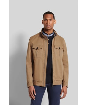 De katoenen blouson heeft een opstaande kraag en paspelzakken met decoratieve stiksels en ritsen. Twee opgestikte klepzakken met knopen sieren de borst. De normale pasvorm zorgt voor een comfortabele pasvorm.