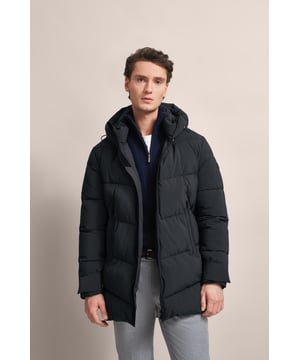 Blijf droog en stijlvol met de moderne gewatteerde parka van bugatti. Deze water- en winddichte parka heeft een capuchon en lange ritszakken. Highlights zijn de kleurrijke accenten aan de binnenkant.