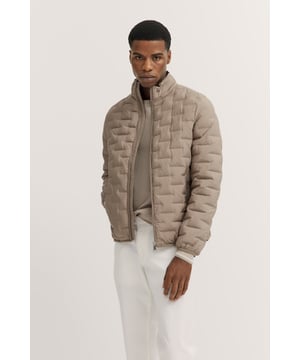 Der bugatti Blouson in leichter Steppoptik bietet Dir optimalen Tragekomfort und eine bequeme Passform dank ´Regular Fit`. Mit seinem eleganten Stehkragen und praktischen Reißverschlusstaschen ist er der ideale Begleiter für lässige Anlässe. Perfektioniere Deinen Look mit diesem vielseitigen Herrenblouson.