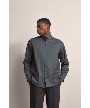 Entdecke Eleganz in jedem Detail mit dem bugatti Satinhemd. Dieses Hemd aus 100 % Baumwolle mit Easy-Care-Finish garantiert bequeme Pflege und stilvollen Tragekomfort. Ausgestattet mit einem Button-Down-Kragen und eckigen 2-Knopf-Manschetten für einen schicken, modernen Look. Die körpernahe Passform schmeichelt deiner Silhouette.