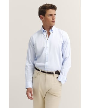 Het gestreepte overhemd van bugatti van 100 procent hoogwaardig katoen combineert een klassieke stijl met geraffineerde details. De button-down kraag en contrasterende biezen aan de binnenkant van de kraag zorgen voor een elegante look. Met zijn ¥Modern Fit? pasvorm is dit overhemd de perfecte keuze voor een stijlbewuste verschijning.