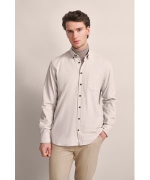 Entdecke das bugatti Feincordhemd, das klassischen Stil mit modernem Flair verbindet. Dieses Hemd aus 100 % Baumwolle zeichnet sich durch einen weichen Feincordstoff, einen Button-Down-Kragen und eine praktische Brusttasche aus. Perfekt für den modebewussten Mann, bietet es durch den Modern Fit eine körpernahe Passform. Die runden 2-Knopf-Manschetten ergänzen den eleganten Look.