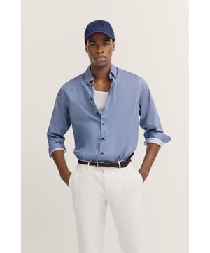 Dieses Hemd von bugatti aus 100 Prozent hochwertiger Baumwolle besticht durch sein edles Satin-Finish und einen dezenten Glanz. Der Button-Down-Kragen verleiht dem Hemd eine moderne Note, während das Easy Care Finish für unkomplizierte Pflege sorgt. Perfekt für Deinen stilvollen Auftritt im Alltag oder zu besonderen Anlässen.