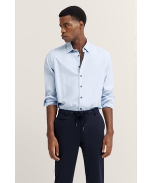 Dit bugatti overhemd van 100 procent katoen van hoge kwaliteit heeft een elegante textuur en een moderne button-down kraag. De easy-care afwerking zorgt voor een onderhoudsvriendelijke behandeling, terwijl de ¥moderne pasvorm` je een comfortabele snit biedt. De discrete bugatti-vlag in de zijnaad rondt de stijlvolle look perfect af.