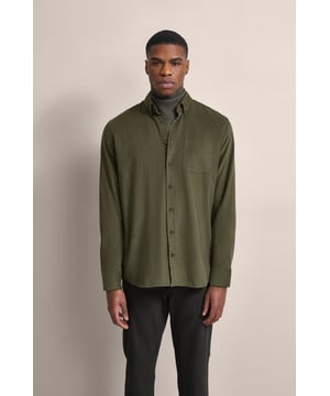 Ontdek het bugatti fine corduroy overhemd, dat een klassieke stijl combineert met moderne flair. Dit overhemd van 100% katoen wordt gekenmerkt door een zachte fijne corduroy stof, een button-down kraag en een praktische borstzak. Perfect voor de modebewuste man, de moderne pasvorm biedt een nauwsluitende pasvorm. De ronde manchetten met 2 knopen maken de elegante look compleet.