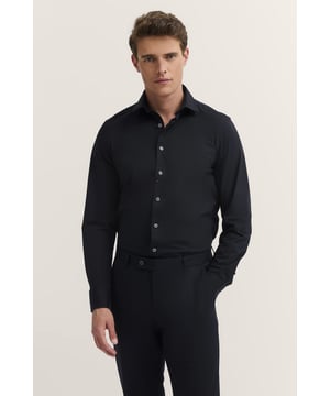 Das Jerseyhemd von bugatti überzeugt mit seinem weichen Jersey-Material und einem Stretchanteil, der Dir optimalen Tragekomfort bietet. Der klassische Kentkragen und der cleane Look machen dieses Hemd vielseitig kombinierbar, während die dezente bugatti Flag in der Seitennaht einen dezenten Akzent setzt..