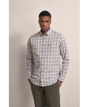 Setze auf stilvolle Lässigkeit mit dem bugatti Hemd im stimmigen Karodesign. Hergestellt aus 100 % Baumwolle, bietet dieses Twillhemd mit Easy-Care-Finish einen gepflegten Look. Der Button-Down-Kragen und die eckigen 2-Knopf-Manschetten unterstreichen die moderne Passform. Perfekt für Freizeit oder Büro!
