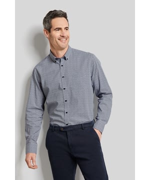 Ein Hemd für jeden Anlass. Das Popeline-Hemd mit beliebten kleinen grafischen Prints kommt mit sportlichem Button-Down-Kragen und einer aufgesetzten Brusttasche daher. Durch die Verwendung von reiner Baumwolle ist das Hemd strapazierfähig, atmungsaktiv und weich.