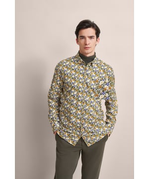 Zet stijlvolle accenten met het bugatti casual overhemd! Dit Oxford overhemd met opdruk, een button-down kraag en tape op de knoopsluiting is gemaakt van 100% katoen en biedt een klassieke maar moderne look. De nauwsluitende pasvorm en vierkante manchetten met 2 knopen dragen bij aan het chique karakter. Wasbaar op 30 graden - ideaal voor dagelijks gebruik.