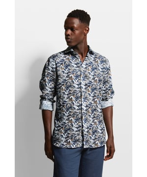 Unser Hemd aus 100 % Leinen vereint den natürlichen Charme dieses hochwertigen Materials mit einem Hauch von Individualität. Der Kentkragen verleiht dem Hemd eine klassische Note, während der frische Blumen-Print für einen modernen Twist sorgt. Gefertigt aus reinem Leinen bietet dieses Hemd nicht nur eine luftig-leichte Tragbarkeit, sondern auch einen angenehmen Griff auf der Haut. Das atmungsaktive Material macht dieses Hemd zum idealen Begleiter für warme Tage, egal, ob im Büro, bei einem Freizeitausflug oder einem sommerlichen Event.