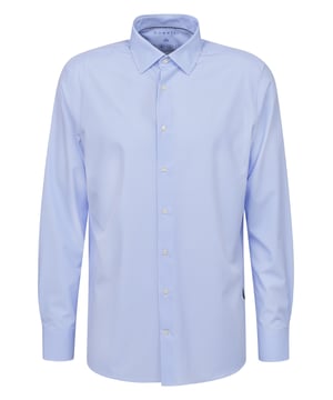 Entdecke das bugatti Performance-Hemd, perfekt für den modebewussten Mann, der Wert auf Stil und Komfort legt. Dieses gestreifte Hemd aus einem Polyester-Elasthan-Mix garantiert eine ausgezeichnete Passform und Bewegungsfreiheit durch seinen Elasthananteil. Ausgestattet mit einem eleganten Kent-Kragen und runden 2-Knopf-Manschetten. Das bugatti Label in der Seitennaht verleiht einen exklusiven Touch.