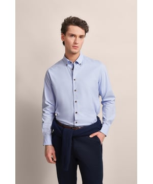 Erlebe den klassischen Stil des bugatti Strukturhemds aus 100 % Baumwolle. Mit Easy-Care-Finish für einfache Pflege und Button-Down-Kragen. Das bugatti Flaglabel an der Seitennaht verleiht eine exklusive Note. Dank der körpernahen Modern-Fit-Passform und der eckigen 2-Knopf-Manschetten vereint dieses Hemd Komfort mit Eleganz.