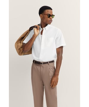 Das Uni-Hemd von bugatti aus 100 Prozent Baumwolle überzeugt mit einer strukturierten Slub Yarn-Optik und einem modernen Button-Down-Kragen. Die aufgesetzte Brusttasche mit dezenter Logostickerei und der Halbarm machen es zur idealen Wahl für warme Tage.