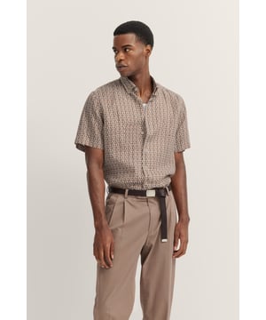 Ervaar stijlvolle casualheid met het casual overhemd met halve mouwen van bugatti, gemaakt van hoogwaardig 100 procent linnen. Dit moderne overhemd wordt gekenmerkt door een klassieke button-down kraag en een praktische borstzak, perfect voor je vrijetijdsactiviteiten.