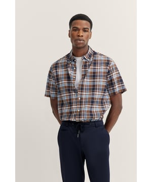 Das bugatti Hemd mit modernem Karo-Muster und aus 100 Prozent Baumwolle gefertigt, ist ideal für Deine sommerlichen Outfits. Es zeichnet sich durch einen modernen Button-Down-Kragen und eine interessante Slub Yarn-Textur aus, die ihm einen einzigartigen Look verleiht. Das Label in der Seitennaht rundet das Design ab - perfekt für warme Tage und lässige Anlässe.