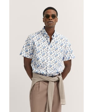 Das bugatti Hemd mit lässiger ´Modern Fit`Passform aus 100 Prozent hochwertiger Baumwolle bietet Dir mit seiner Slub Yarn-Struktur einen einzigartigen Look. Der Button-Down-Kragen sorgt für eine lässige Note, während das dezente bugatti Label an der Seitennaht stilvolle Akzente setzt. Ideal für einen entspannten, aber eleganten Freizeitstil.