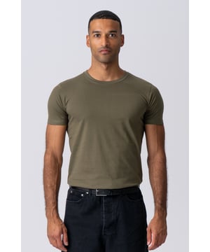 Camiseta de TeeShoppen En TeeShoppen obtienes una camiseta elegante con un material agradable. La camiseta se puede usar durante todo el año y combina con cualquier conjunto. Si tienes camisetas en tu guardarropa, siempre tendrás la opción de crear un nuevo conjunto para mantener tu estilo a la altura durante toda la semana. Pero, por supuesto, necesitas camisetas que tengan el diseño adecuado si quieres lucir elegante y moderno todos los días de la semana. Y contrariamente a la creencia popular, puedes encontrar fácilmente camisetas con un diseño moderno y elegante, como dejamos claro aquí en TeeShoppen. Y tu nueva camiseta resistirá cualquier tarea, ya que nuestras camisetas son duraderas y cómodas de usar. Mira toda la colección de camisetas para hombre. La camiseta aparece aquí en blanco. Lo bueno del atemporal color blanco es que es elegante y puede combinarse con todos los demás colores. Y nunca pasa de moda. Por lo tanto, el blanco es la elección obvia para todas las ocasiones, ya sea para el look diario o para el look de fiesta. ¿Qué talla es la camiseta? La camiseta se puede seleccionar en 7 tallas diferentes. Consulta y elige talla en "talla". Las tallas están adaptadas para hombres.