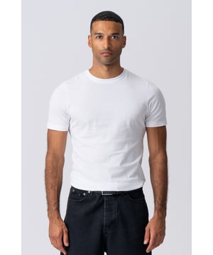 T-Shirt von TeeShoppen Bei TeeShoppen erhalten Sie ein stylisches T-Shirt aus angenehmem Material. Das T-Shirt kann das ganze Jahr über getragen werden und passt zu jedem Outfit. Wenn Sie sicherstellen möchten, dass Ihr Outfit jeden Tag sitzt, ist es gut, T-Shirts in Ihrem Kleiderschrank bereit zu haben. Aber wenn Sie möchten, dass Ihr Look jeden Wochentag smart und modern ist, benötigen Sie selbstverständlich T-Shirts im genau richtigen Design. Und entgegen verbreiteter Meinung können Sie ganz einfach T-Shirts mit einem coolen und stilvollen Design finden, wie wir hier bei TeeShoppen deutlich machen. Mit bequemen und langlebigen Materialien können Sie sich sicher sein, dass Ihr neues T-Shirt allem standhält. Sehen Sie sich die gesamte Kollektion von T-Shirts für Männer an. Das T-Shirt erscheint hier in Weiß. Weiß ist eine dieser zeitlosen und stilvollen Farben, die einfach nie aus der Mode kommt und sich leicht mit jeder anderen Farbe kombinieren lässt. Weiß kann zu jedem Anlass getragen werden, sei es im Alltag oder auf einer Party, und ist daher die offensichtliche Wahl für viele. Welche Größe hat das T-Shirt? Das T-Shirt ist in 7 verschiedenen Größen erhältlich. Sehen Sie sich die Größe unter 'Größe' an und wählen Sie aus. Die Größen sind auf Männer abgestimmt.