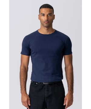 Camiseta de TeeShoppen Esta es una camiseta de TeeShoppen confeccionada con un material cómodo y un diseño elegante. La camiseta se puede usar durante todo el año y combina con cualquier conjunto. Con una camiseta en tu guardarropa, siempre tendrás muchas oportunidades de ponerte algo nuevo para mantener tu estilo a la altura todos los días de la semana. Pero, por supuesto, necesitas camisetas que tengan el diseño adecuado si quieres lucir elegante y moderno todos los días de la semana. Y contrariamente a la creencia popular, puedes encontrar fácilmente camisetas con un diseño moderno y elegante, como dejamos claro aquí en TeeShoppen. Con materiales cómodos y duraderos, puedes estar seguro de que tu nueva camiseta resistirá todo. Mira toda la colección de camisetas para hombre. La camiseta aparece aquí en azul. Es un complemento perfecto para tu atuendo y guardarropa. ¿Qué talla es la camiseta? La camiseta se puede seleccionar en 7 tallas diferentes. Consulta y elige talla en "talla". Las tallas están adaptadas para hombres.