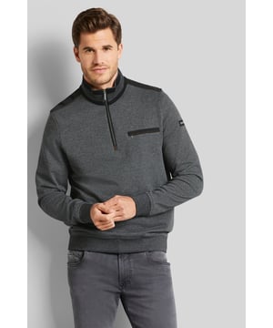 Der Sweat-Troyer ist aus einer kleinen mehrfarbigen Struktur gefertigt. Dieser kann mit geschlossenem Reißverschluss als moderner Stehkragen getragen werden, aber auch mit geöffnetem Reißverschluss macht der Troyer eine gute Figur. Der Baumwoll-Elasthan-Mix macht das Kleidungsstück besonders bequem und bietet viel Bewegungsfreiraum.
