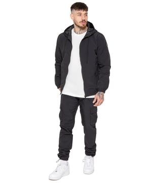 Prepárate para cualquier clima con el conjunto de chaqueta cortavientos y pantalones cargo para hombre de Enzo Milano. La chaqueta presenta un diseño ligero de ajuste regular, confeccionado en tejido técnico duradero y repelente al agua, con cremallera completa, capucha ajustable con cordón, y puños y dobladillo elásticos para mayor comodidad y protección. Incluye dos bolsillos con cremallera ocultos, un bolsillo interior y el distintivo logotipo de goma de Enzo Milano, que le da un toque funcional y moderno. El pantalón cargo a juego, hecho de poliéster ligero con corte recto y ajuste regular, cuenta con cintura elástica con cordón, bajos ajustables, bolsillos cargo con cierre de velcro y un bolsillo trasero tipo ojal. Ideal para el uso diario, viajes o actividades al aire libre.