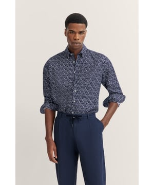 Setze auf stilvolle Eleganz mit dem bedruckten Oxford-Hemd von bugatti. Der klassische Button-Down-Kragen und die modernen Paspeldetails am Krageninnensteg und der Knopfleiste verleihen dem Hemd eine edle Note. Dank ´Modern Fit` und der pflegeleichten Baumwolle bietet es Dir Komfort und eine perfekte Passform, während die eckigen 2-Knopf-Manschetten das Design abrunden.