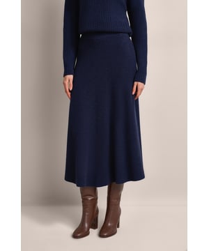 Hul jezelf in luxe met de gebreide rok van bugatti, gemaakt van een fijne mix van kasjmier en wol. Met zijn elastische tailleband biedt deze rok perfect comfort en een flatterende pasvorm. Combineer hem met de bijpassende trui voor een harmonieuze en stijlvolle look - ideaal voor frisse dagen!